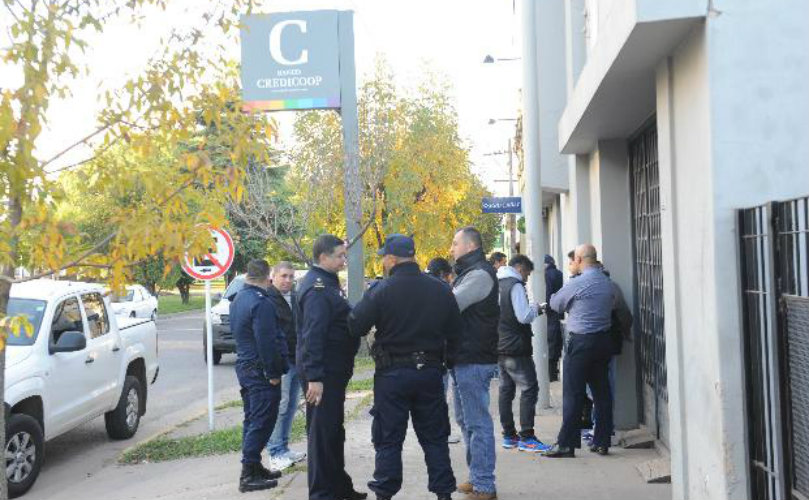 A las 7 de la mañana había sólo una sargento, dos horas más tarde el pueblo fue copado por policías.