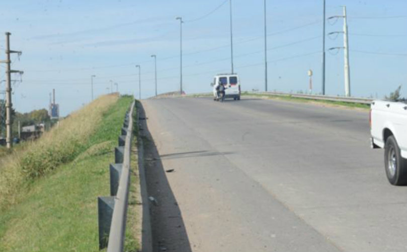 Puente de Sorrento. Ayer a las 8 dos policías fueron asaltados cuando iban en una moto a prestar un 