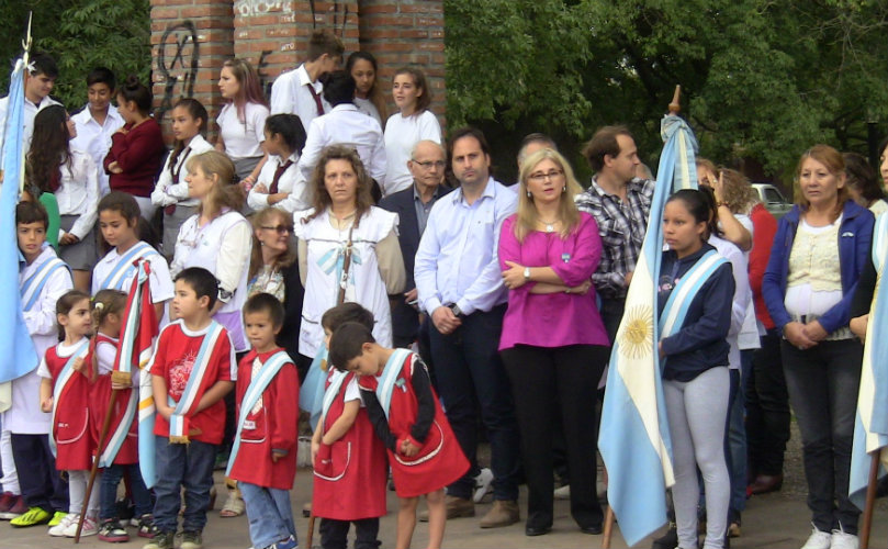 Fiesta patria en la plaza 