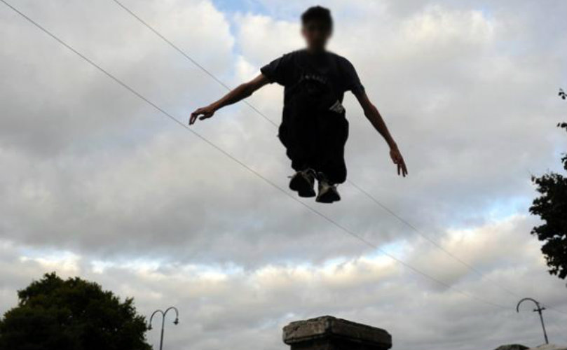 El parkour es una práctica urbana en la que el deportista se desplaza en cualquier entorno.