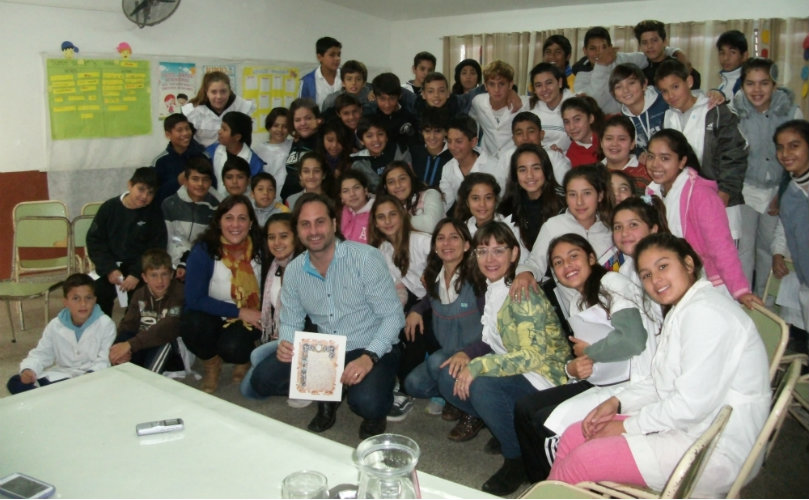 Esteban Ferri junto a alumnos de la escuela primaria 144