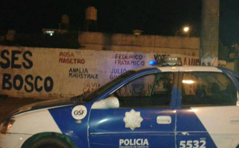 Dormido. La foto fue tomada por un vecino que casualmente pasó por Humberto Primo y Moreno