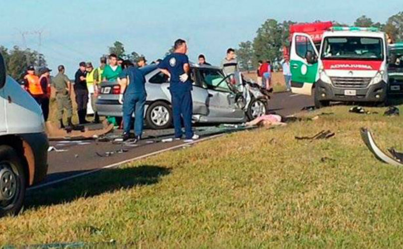  Uno de los vehículos atropelló a un zorro, perdió el control y chocó a un auto.