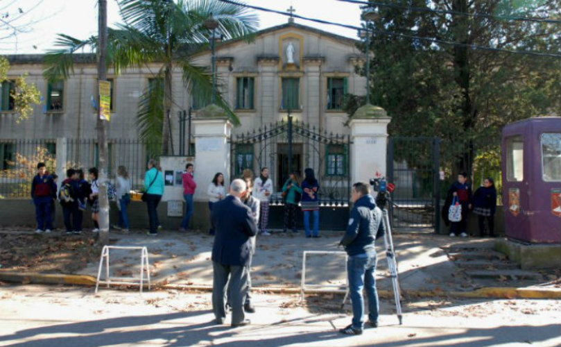 Los padres se acercaron al establecimiento, conmocionados.