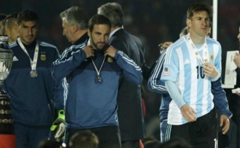 Messi recibió su medalla de subcampeón, atrás Higuaín y Guzmán.