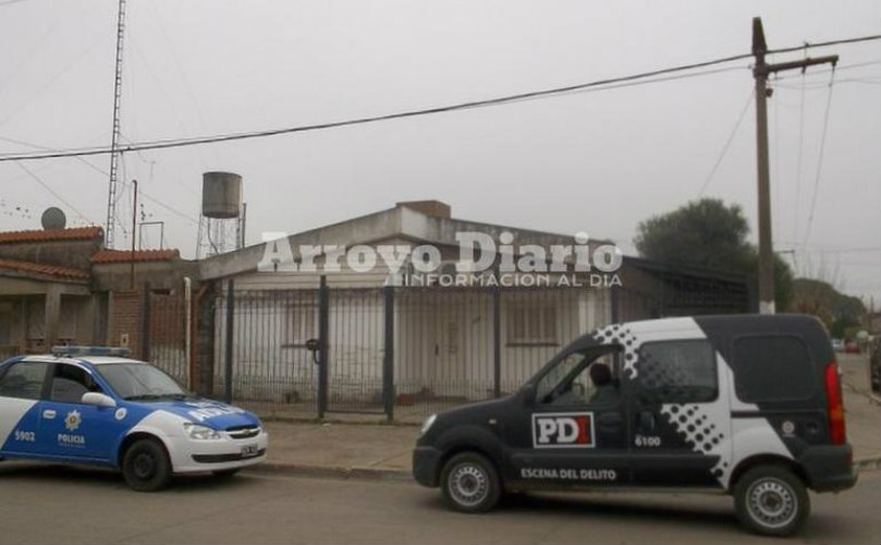 Personal policial y de la PDI Rosario trabajaban este viernes en la casa de los damnificados con el 