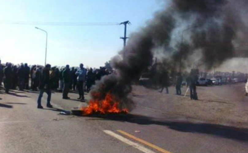 Desde media mañana las familias y trabajadores quemaron cubiertas sobre el asfalto. 