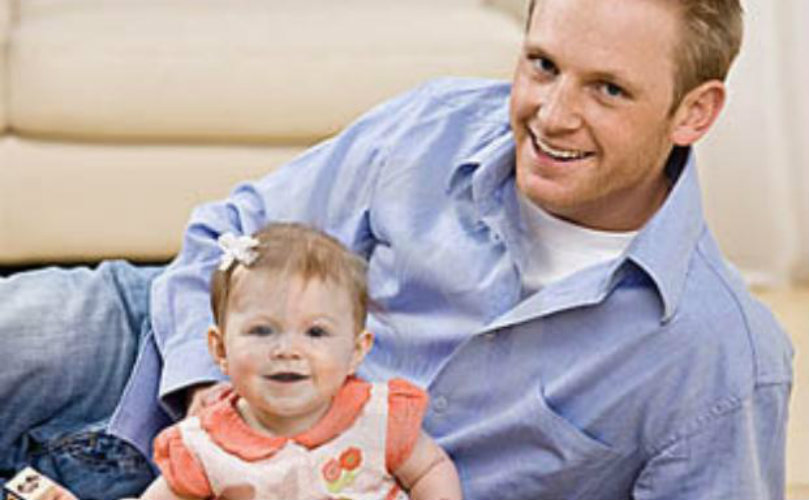 El estudio determinó que los papás jóvenes tienen peor salud que aquellos que estrenan paternidad pa