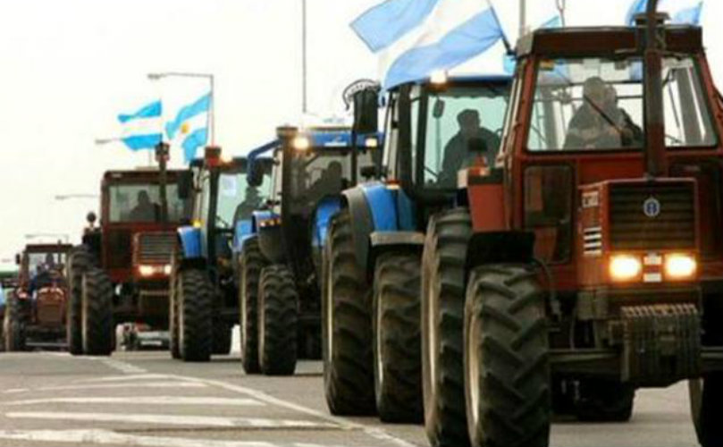 Tractorazo en el monumento 