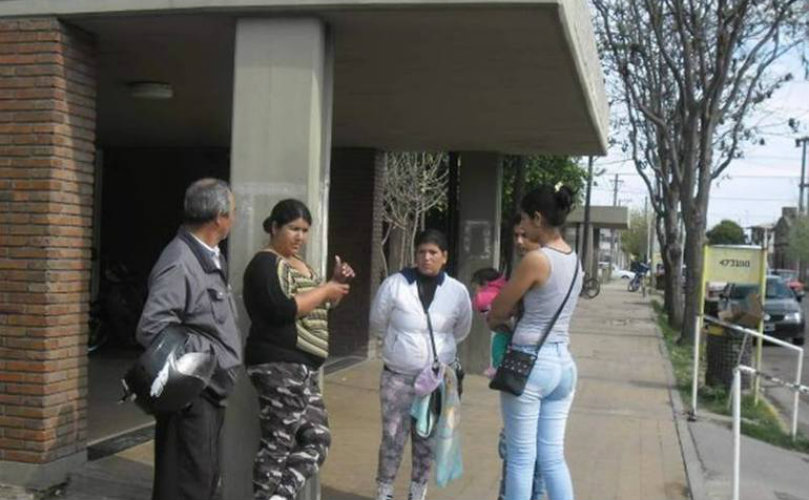 Los familiares del nene abusado mantenían una constante vigilia en la puerta del Hospital. 