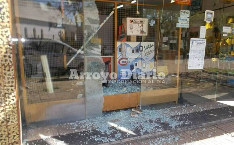 Así quedó la vidriera del local.  Así quedó la vidriera del local