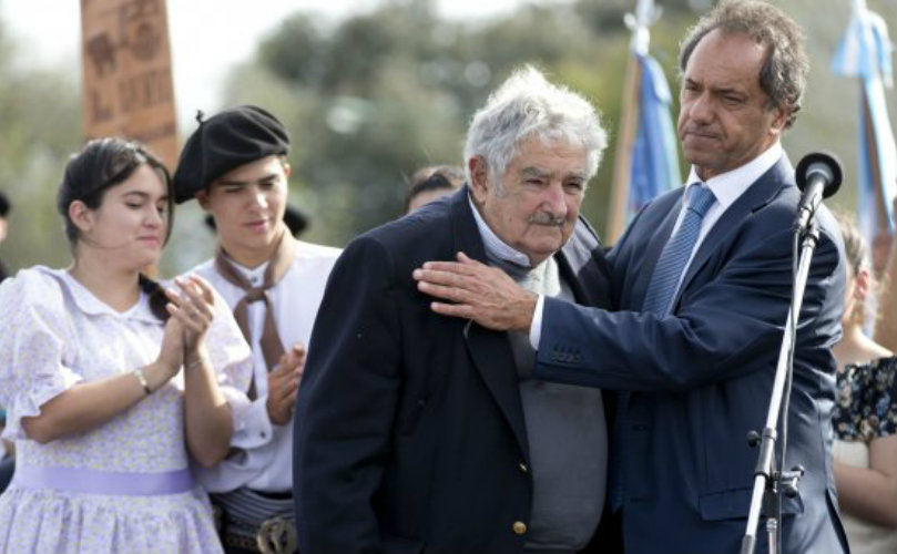 Mujica junto a Scioli