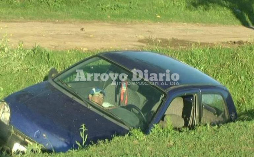 Uno de los ocupantes del rodado se quedó durmiendo en el vehículo para cuidar del mismo