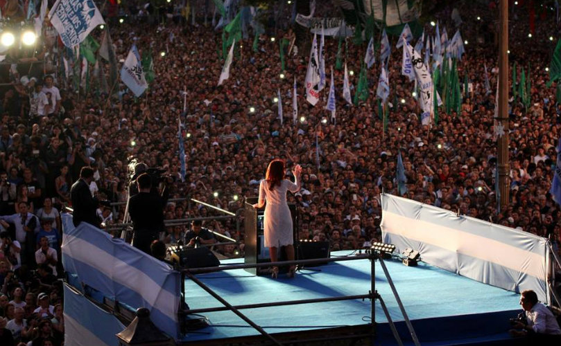 Cristina se despidió frente a una multitud