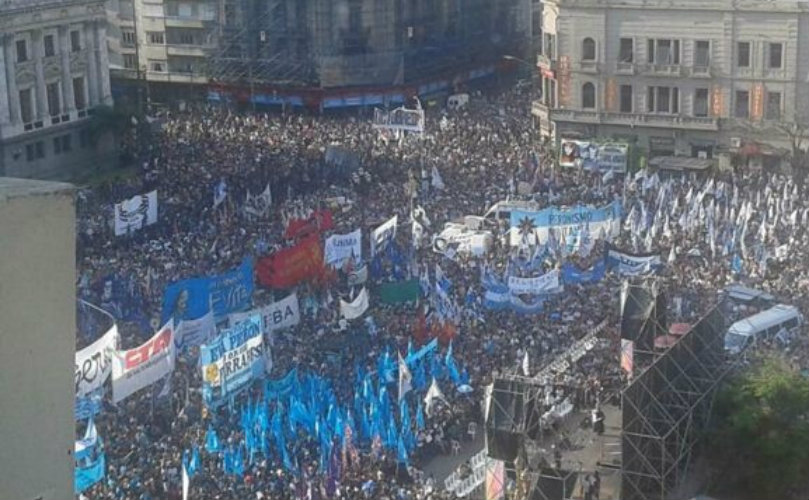 Una multitud frente al congreso