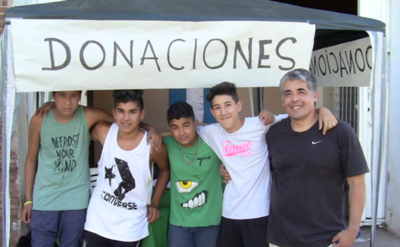 La gente acercó sus donaciones a la plaza 