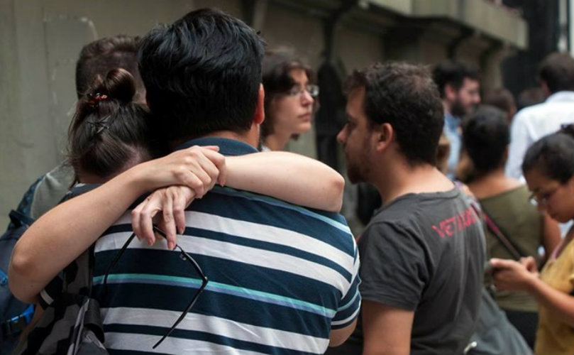 Una empleada despedida frente a un Ministerio de la Nación