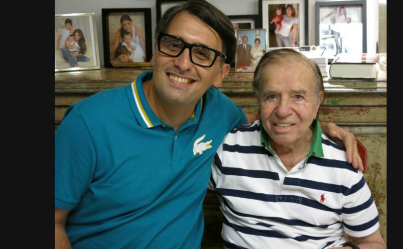 Sonrisas. Carlos Menem junto al periodista Franco Torchia. 