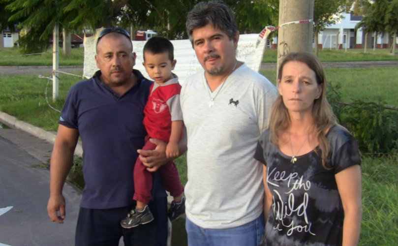 Alejandra Quinteros y Claudio Villarruel junto al papá de Ezequiel 