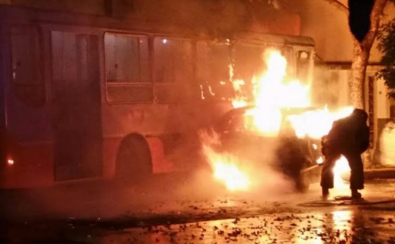 Los policías les salvaron las vidas a los ocupantes del auto que se prendió fuego