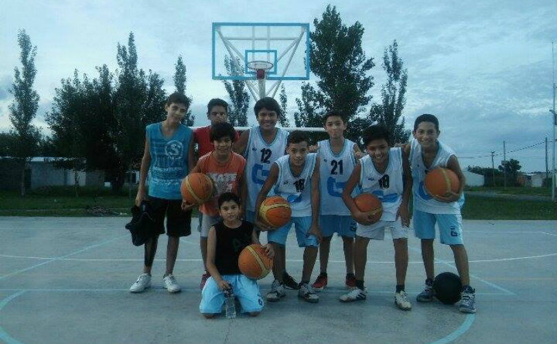 Equipo de Basquet en uno de los dos playones