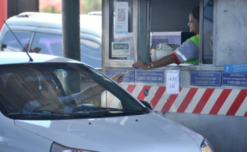  Desmesurado. Los viajeros que pagaron ayer el pase dijeron que era excesivo el aumento, que trepó h