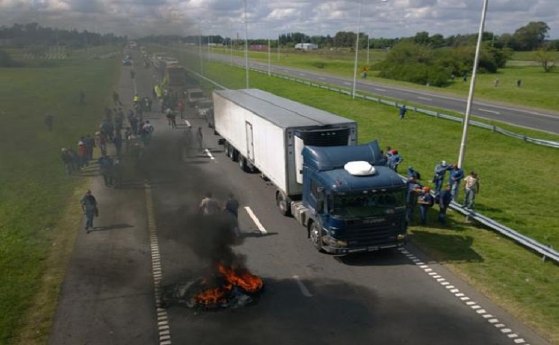 El corte se registra en la autopista Rosario-Buenos Aires a la altura de la localidad de Lima.