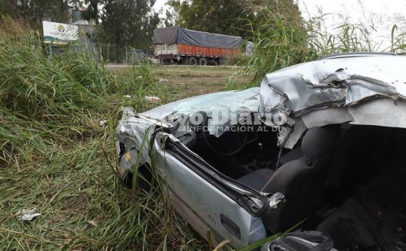 En el lugar. El camión y el auto, los vehículos que se vieron involucrados en el accidente