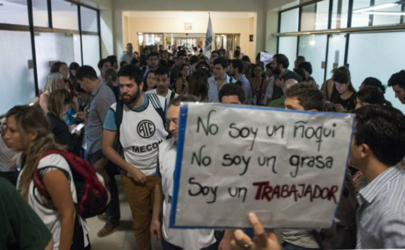 El hall del Ministerio está repleto de trabajadores en pie de guerra