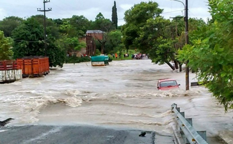 Las cloacas se desbordaron y la crecida del agua se metió en las casas.