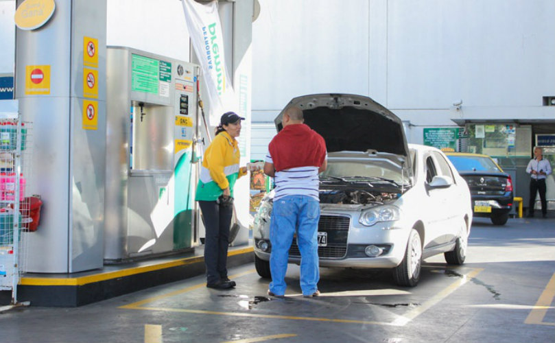 Cargar combustible será más caro desde este domingo