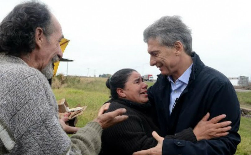 Mauricio Macri con un vendedor de tortas fritas