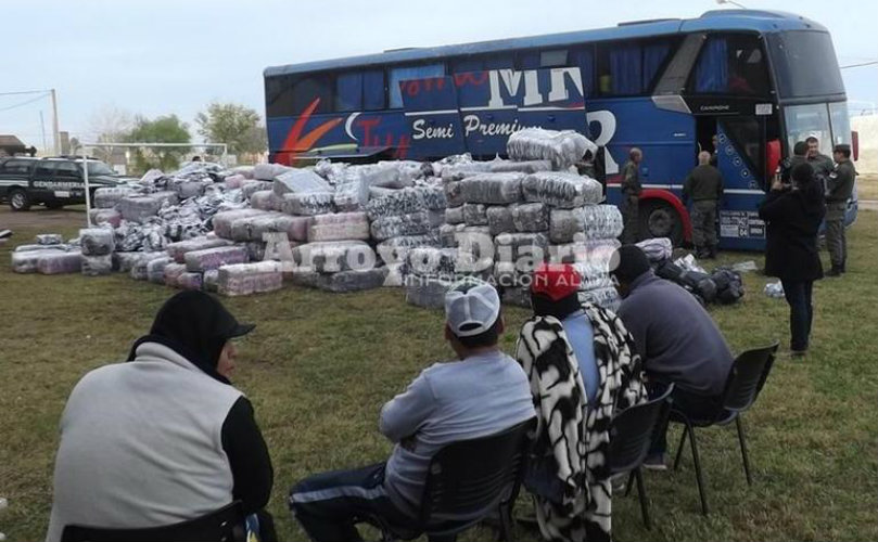 En el destacamento local. Los detenidos junto al colectivo y al personal de Gendarmería que trabajab