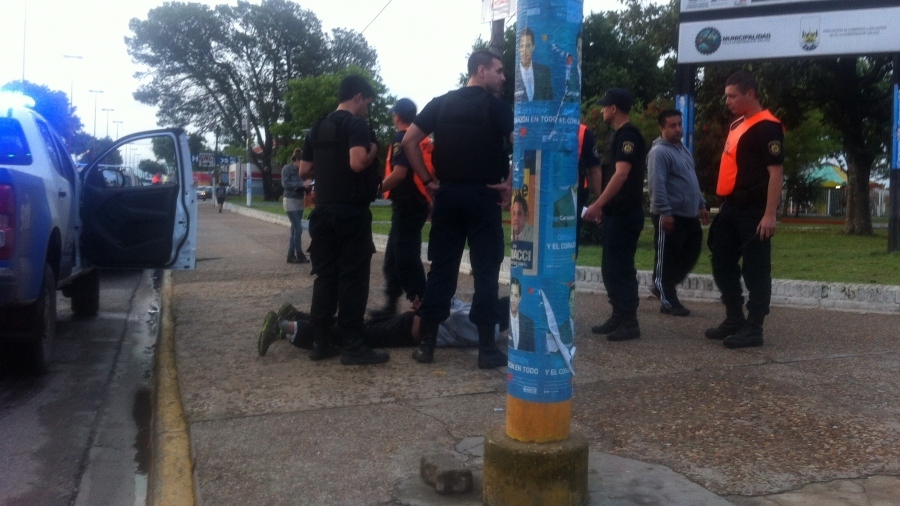 Agentes de Comando Radioelectrico redujeron a uno de los arrestados en la Plaza a la Madre