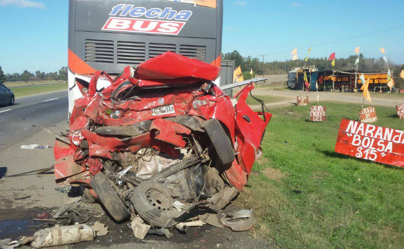 Un vehículo chocó a otro y lo incrustó contra un micro