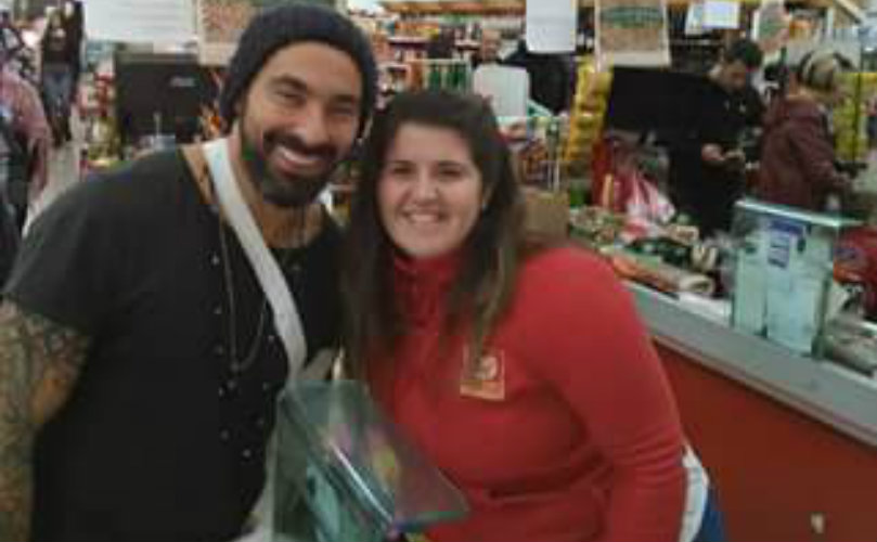 Pocho Lavezzi  junto a la cajera del supermercado de Pueblo Esther