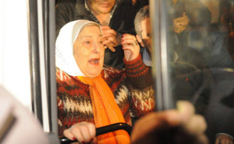 Hebe de bonafini a su llegada al hotel. foto: Fabián Gastiarena 