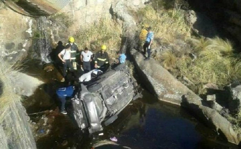 El Chevrolet Corsa cayó unos 20 metros desde un precipicio