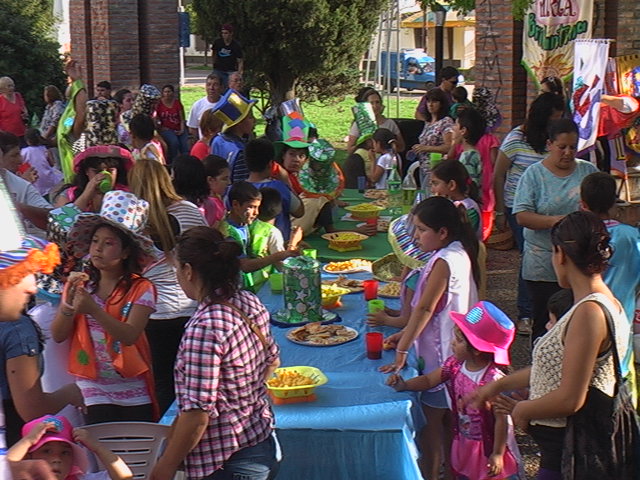 El color y el brillo vistió la propuesta de la comunidad cristiana