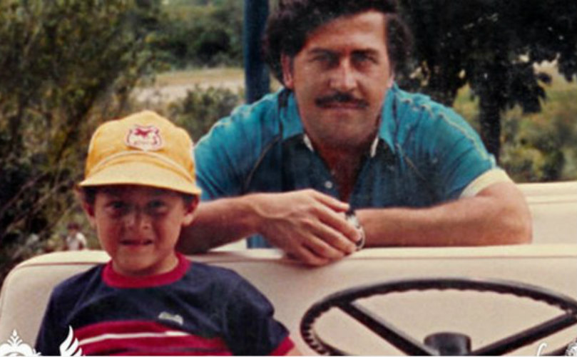 Pablo Escobar junto a su hijo 