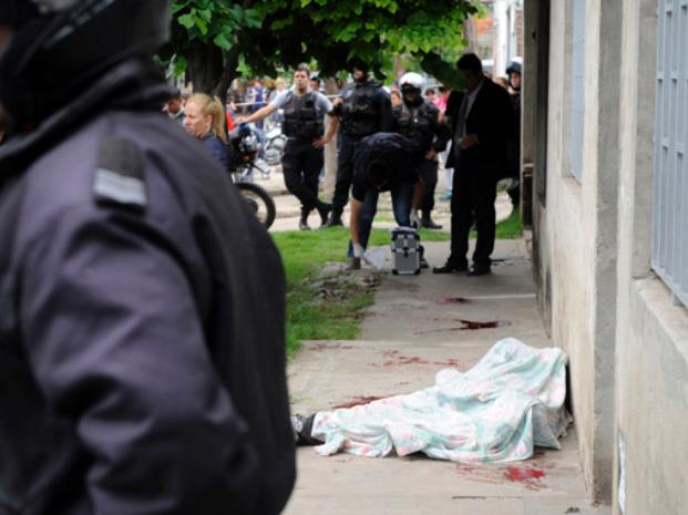 En la vereda. Fredes cayó frente a una casa de Gutiérrez al 1600 tras tirotearse con dos policías de