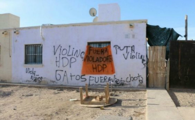 Las pintadas en el frente de la casa donde fueron hallados los mellizos. 