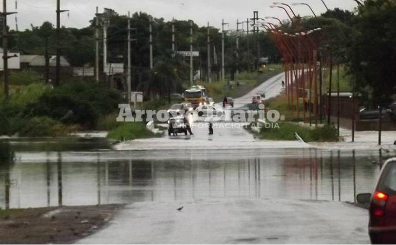 El cruce a la altura de Ruta 21 está completamente desbordado.