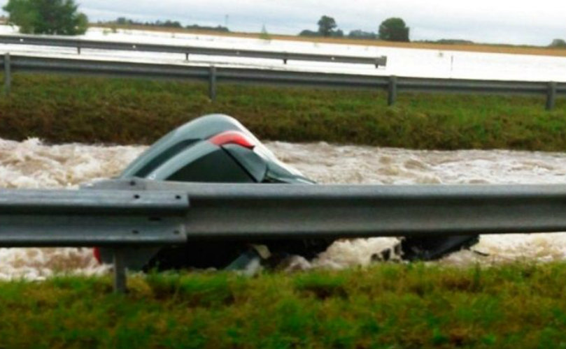 El auto quedó casi sumergido en su totalidad. 