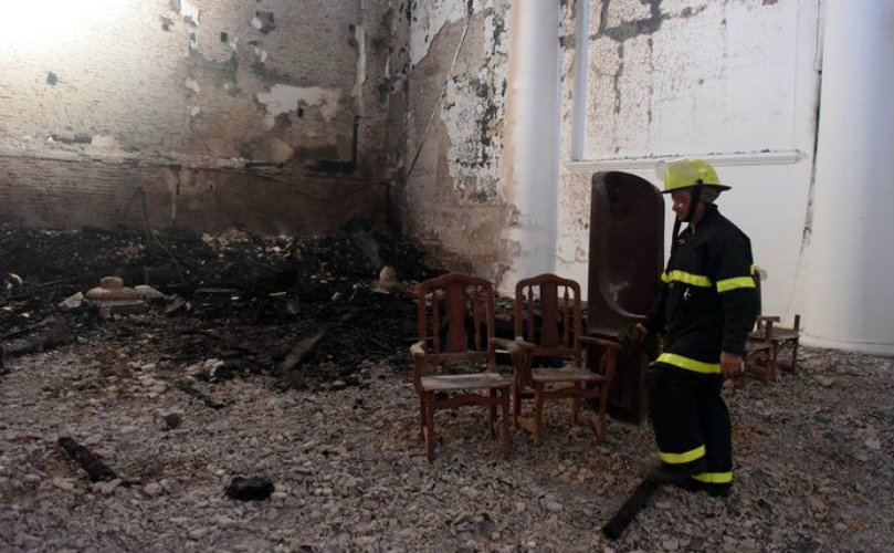 El interior de la catedral tras el incendio. (Télam)