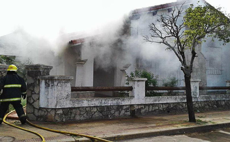 El denso humo dificultó la labor de bomberos