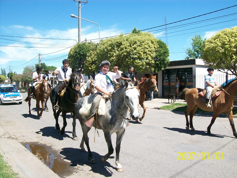 Desfile por las calles del pueblo