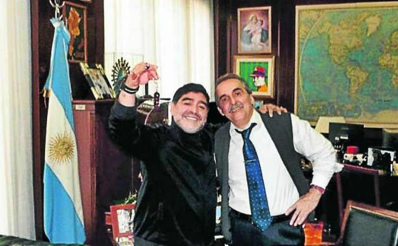 Maradona junto al ex secretario de Comercio, Guillermo Moreno.