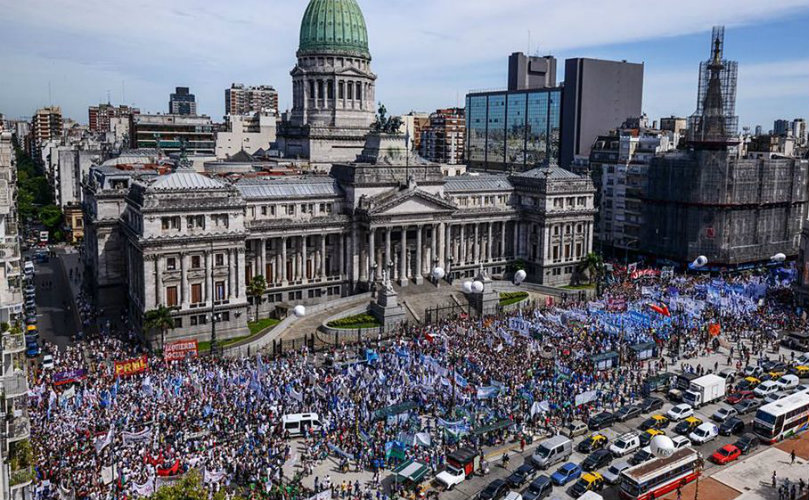 Numerosos gremios de maestros se congregaron en la Plaza de los dos Congresos