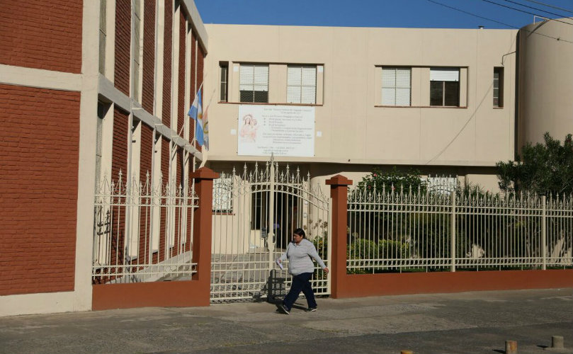 La escuela está sobre la ruta 21. 